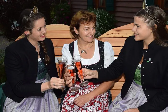 Die Weinhoheiten Katja I. und Maria I. unterstrichen die „Liebe zum Weingenuss“.Wichtig aber sei auch, so die Buschenschenkerin Sabine Pichler-Schober, „mit Qualität auch Wohlbefinden zu vermitteln“.  