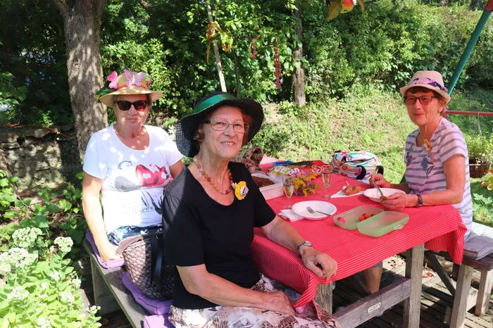 Viele kreative Hutkreationen waren zu sehen und bei Kaffee, Kräutereierspeise und Prosecco genossen die Besucher einen netten Vormittag.