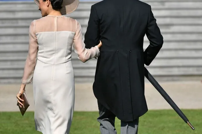 Erst nach dem Termin könnte es für das Paar in die Flitterwochen gehen. Das Ziel der möglichen Reise hält der Palast geheim - britische Medien tippen auf Namibia oder Botswana. Harry (33) und Meghan (36) sind Afrika-Fans und verbrachten dort schöne Stunden miteinander. Eventuell sind die beiden zuvor noch zum Antrittsbesuch in Irland, berichtete die Nachrichtenagentur PA ohne genaue Quelle.