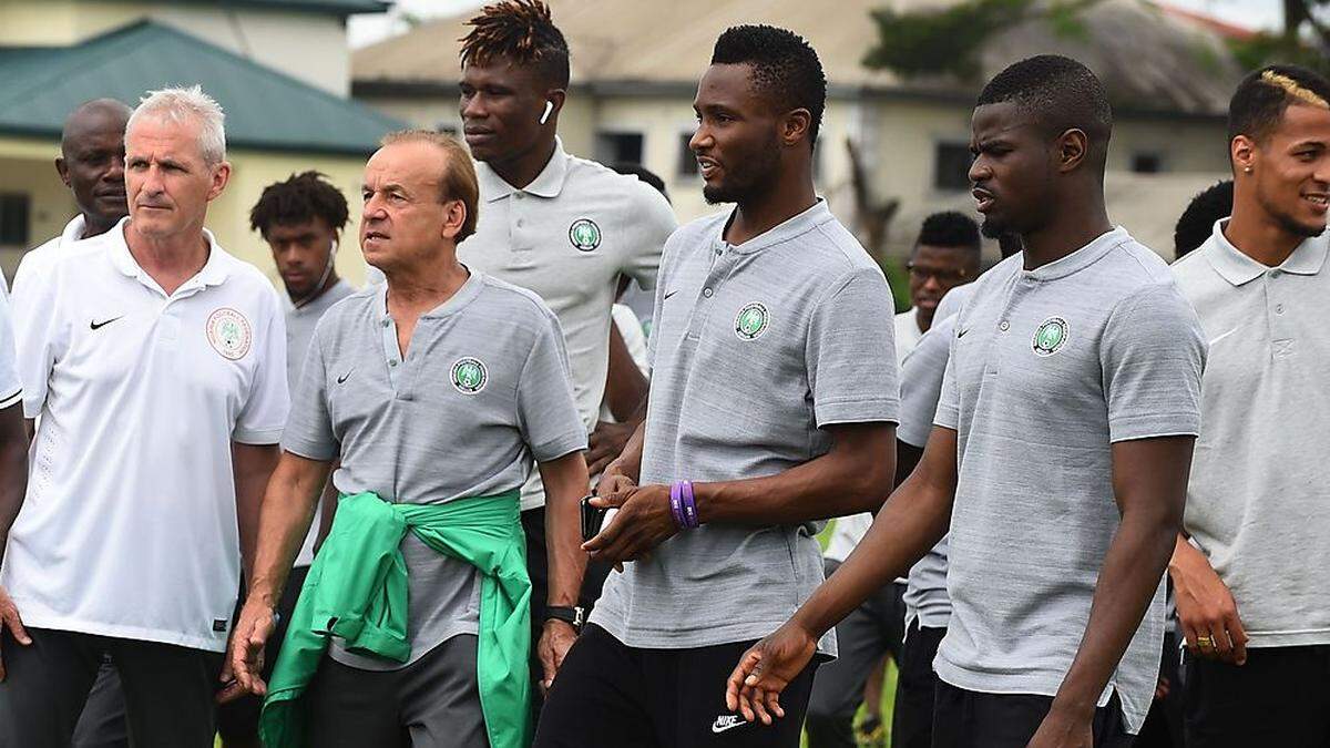 Gernot Rohr (mit grüner Jacke) ist Nigerias WM-Teamchef