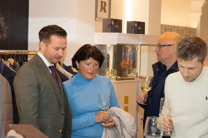 Von edlen Taschen und feinen Uhren bis zu exquisitem Schmuck reichte das Angebot – vertreten waren Top-Marken wie Hermès, Chanel, Audemars Piguet und Rolex. 