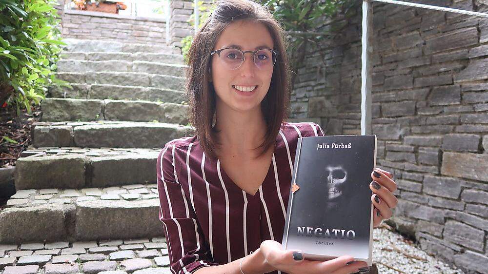Julia Fürbaß ist 27 Jahre alt und hat im Frühjahr ihr erstes Buch veröffentlicht