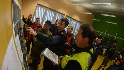 Besprechung des Einsatzstabes in der Neuen Mittelschule St. Stefan