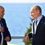 Naftali Bennett (l.) und Wladimir Putin bei einem Treffen im Jahr 2021 (Archivbild)