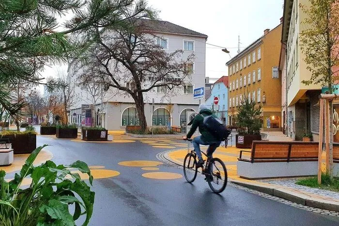 Das Lendwirbel-Kollektiv arbeitet seit 15 Jahren lustvoll daran, dass die Menschen die Straße zurückerobern und nicht nur dem Auto überlassen. Folgerichtig ist 2021 die jüngste Begegnungszone südlich des Lendplatzes entstanden - und sie ist meist gut bevölkert.