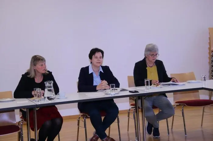 Kritik wurde vor allem an den langwierigen Abläufen bei Liegenschaftsangelegenheiten durch Pfarre und Diözese geübt.