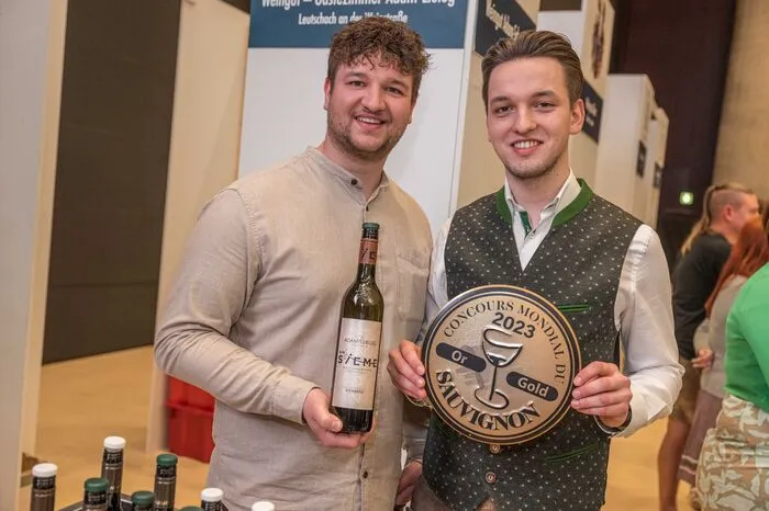 Die Brüder Florian und Mathias Lieleg vom Weingut Adam-Lieleg holten sich den Gesamtsieg beim Concours Mondial du Sauvignon - das wurde auch bei der Jahrgangspräsentation gefeiert.