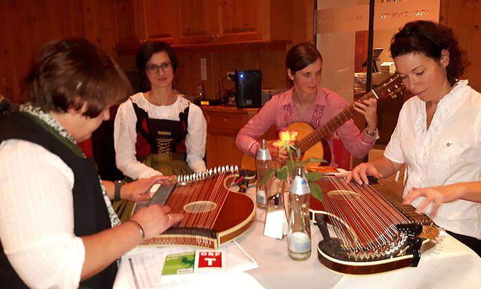 Lienzer Zithermusig mit Singlehrerin Karin Walder