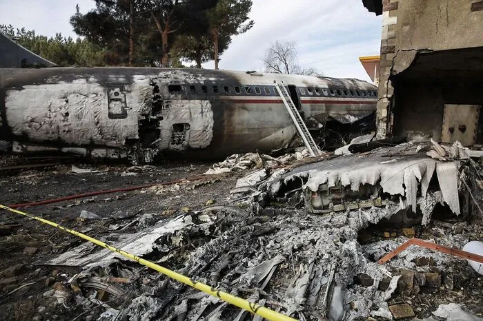 Zuvor hatte der Pilot beim Anflug auf den Flughafen Fath in der Provinz Albors östlich von Teheran offenbar die falsche Landebahn angesteuert.