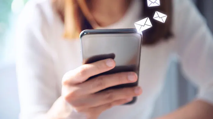 Auf dem finanziellen Schaden durch Smishing bzw. Phishing bleibt man meist sitzen 