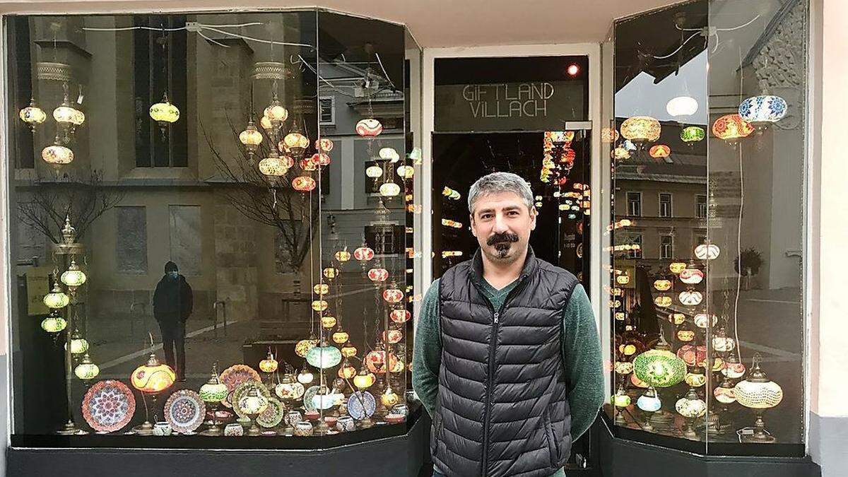 Shan Yalcin bietet im &quot;Giftland Villach&quot; jede Menge bunte Produkte