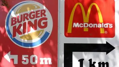 Hinweisschilder für Burger King und Mc Donalds
