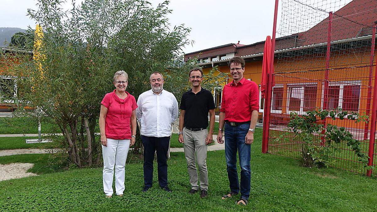 Doris Schutting, Josef Hohensinn, Johann Leitner und Günther Ofner (v. l.) auf dem Schulgelände