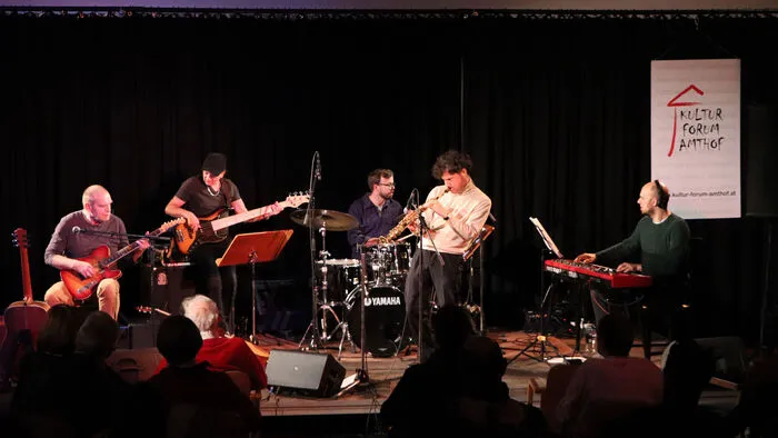 Am Foto von Links: Karl Ritter – Gitarre, Erich Buchebner – Bass, Herbert Pirker – Drums, Andrej Prozorov – Sopransaxophon und Philipp Nykrin – Keyboard.