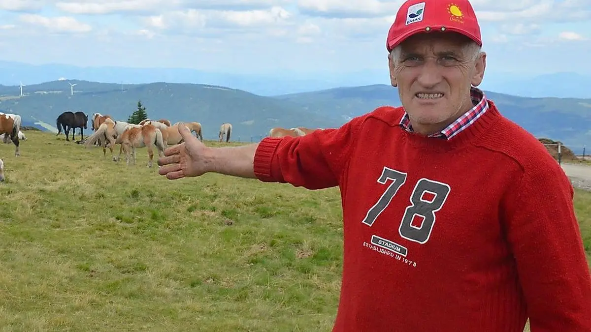 Franz Dorner auf dem Areal des geplanten Windparks. Im Hintergrund die Anlage Handalm