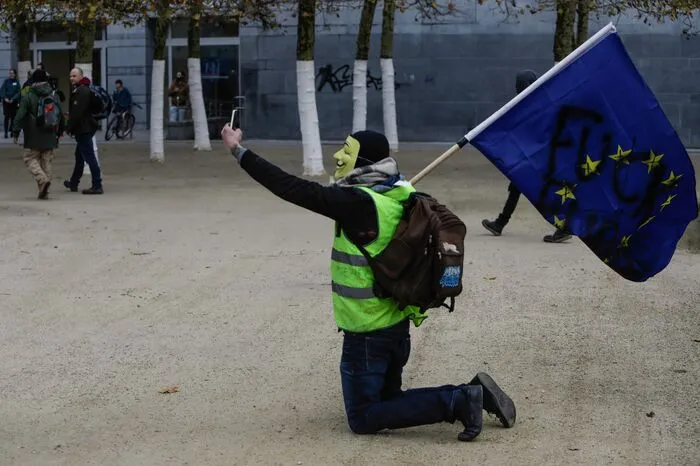 Mehrere Hundert Demonstranten versammelten sich Samstag früh rund um die Pariser Prachtstraße Champs-Elysees. Dabei kam es zu Rangeleien mit den Sicherheitskräften.