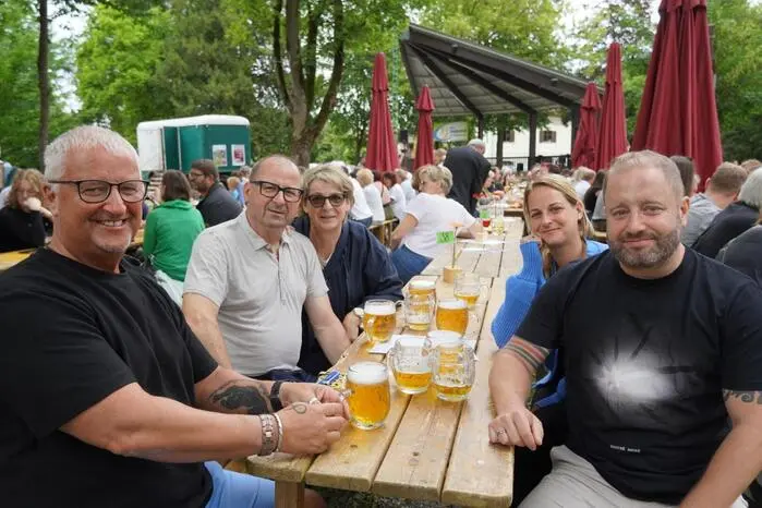 Den Auftakt bildete um 9.30 Uhr die feierliche Messe. Im Anschluss begann pünktlich um 10.30 Uhr der Frühschoppen, der rasch zahlreiche Gäste zu den Tischen lockte. 
