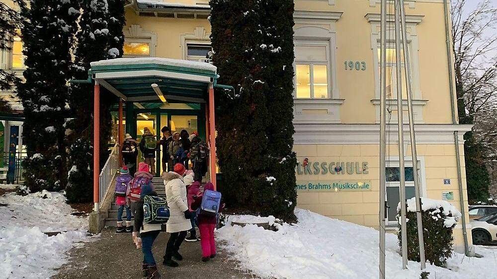 Die Schüler der Volksschule Pörtschach mussten Freitagmorgen in der Kälte ausharren - die Schultüren waren verschlossen