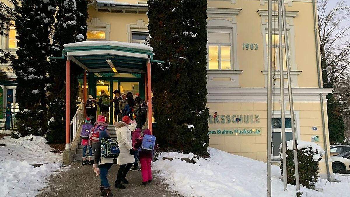 Die Schüler der Volksschule Pörtschach mussten Freitagmorgen in der Kälte ausharren - die Schultüren waren verschlossen