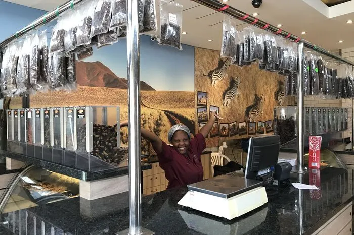 Biltong - Trockenfleisch - ist eine köstliche Spezialität aus Namibia und Südafrika: Kudu, Springbock, Oryx & Co werden am Stand feilgeboten.