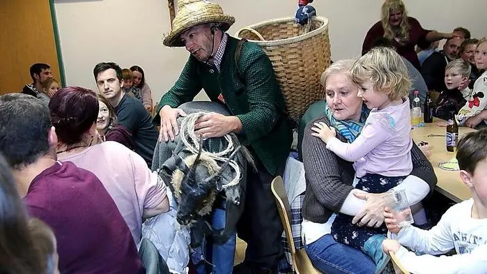 Beim Gößnitzer Nikolospiel, einem über 150 Jahre alten Stegreifspiel, trieben Bettelmandl und Bettelweibl mit der Habergeiß ihr Unwesen zwischen den vielen Besuchern im Gemeindesaal.