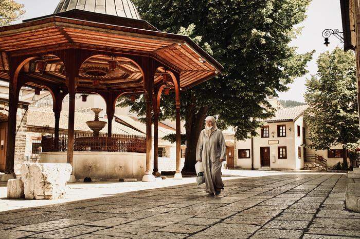 Im Hof der Gazi Husrev Beg Moschee: Jahrhundertelang lebten in Sarajevo Moslems, Christen und Juden friedlich zusammen