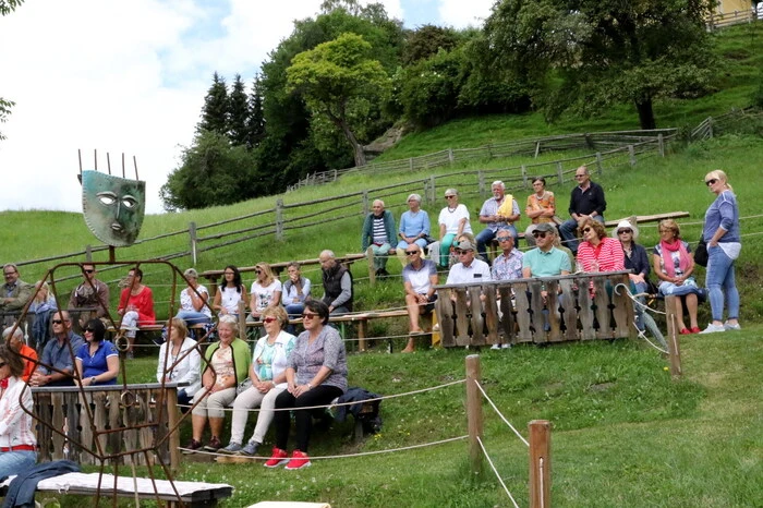 Klein, aber fein war die Besucherschar, die sich am Sonntag aus diesem Grund auf 950 Meter aufgemacht hatte, um bei diesem Event in der Hokaheye-Arena dabei zu sein. 