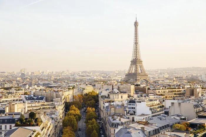 In einem kleinen Straßencafé sitzen, einen Tag an der Seine verbringen oder Touristenattraktionen wie den Eiffelturm und den Arc de Triomphe besuchen. Paris ist ein Ort zum Staunen und vor allem für Architekturbegeisterte ein Muss.