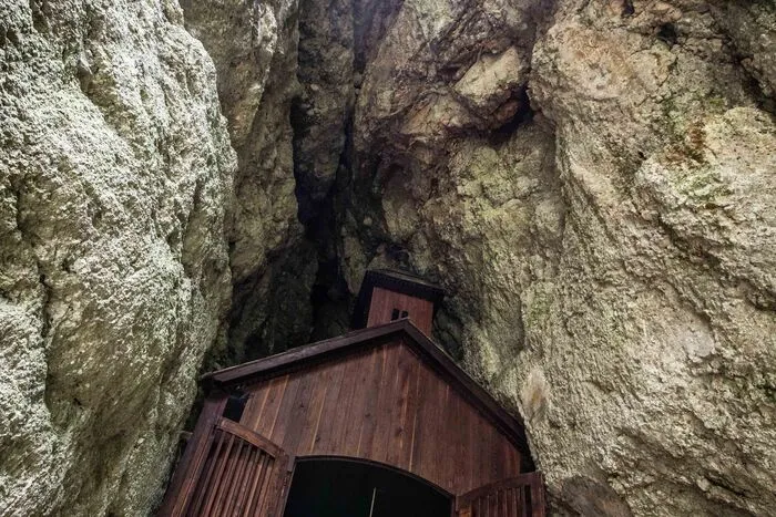 Nach einem Steinschlag musste der Zugang zur Grotte mit der Pestheiligen Rosalia 2014 gesperrt werden. Die Sanierung des Herzstücks des Hemmaberges scheiterte jahrelang am Geld. Erst Ende 2018 gelang es der Gemeinde, mit vereinten Kräften von Land, EU und Geopark eine Lösung auf Schiene zu bringen. Seit 2020 ist die Rosaliengrotte wieder zugänglich.