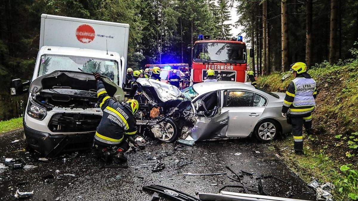 Am Unfallort: die beiden völlig zerstörten Fahrzeuge 