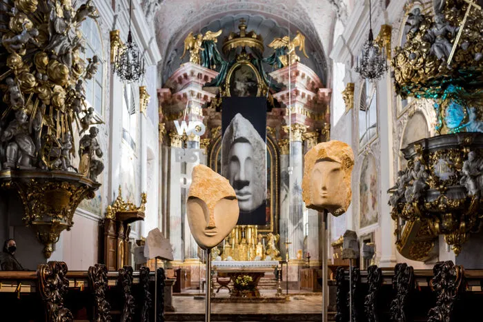 All diese Porträts korrespondieren mit zwölf Marmorköpfen, die Schreiber v-förmig im Mittelgang des Kirchenschiffs aufgestellt hat.