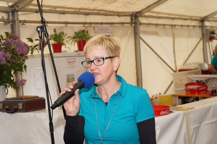 Chorleiterin Bettina Schmerlaib führte durch das Programm.