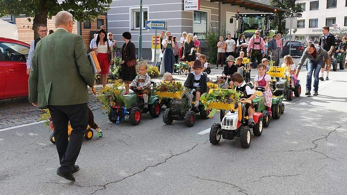 Die geschmückten Kinder-Gefährte und die stolzen Fahrer