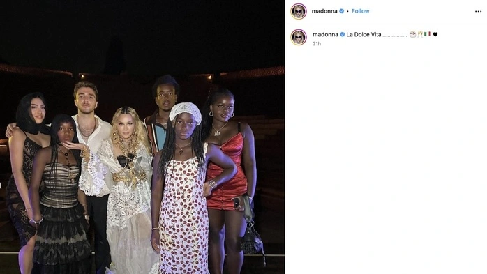 Einen ganz seltenen Einblick in ihr Privatleben gibt Madonna auf Instagram: Ihren 66. Geburtstag feierte die Sängerin gemeinsam mit ihren sechs Kindern in Italien, was sie feierlich auf einem Bild auf der sozialen Plattform teilte.