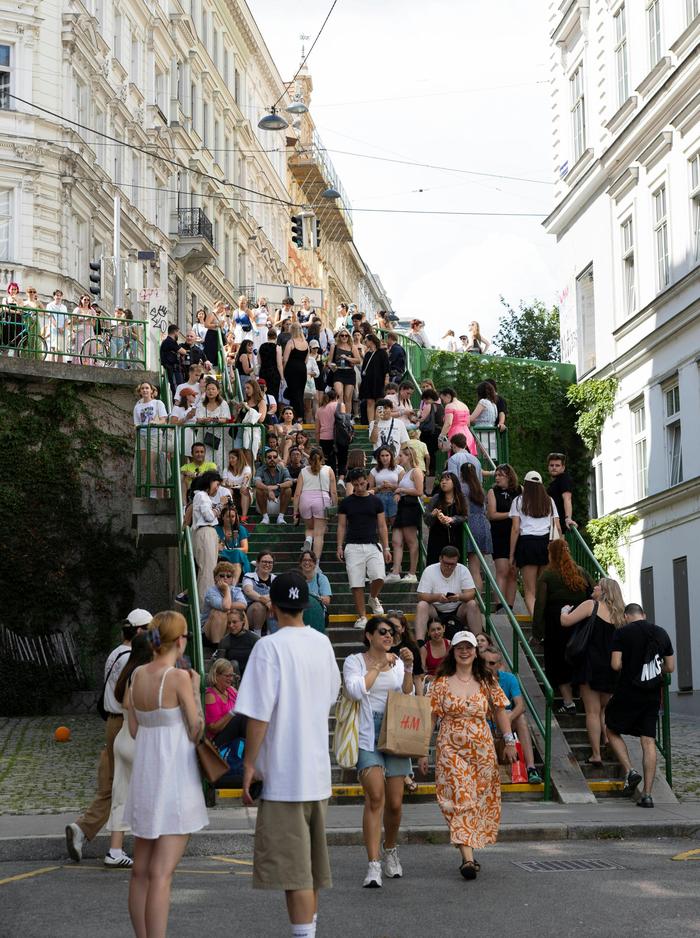 Fanauflauf in der Wiener Corneliusgasse, denn „Cornelia Street“ lautet ein Song von Taylor Swift