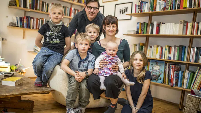 Die kleine Dorothea mit ihren Eltern, den Brüdern Caspar, Anton, Anselm und ihrer Schwester Juno (rechts)