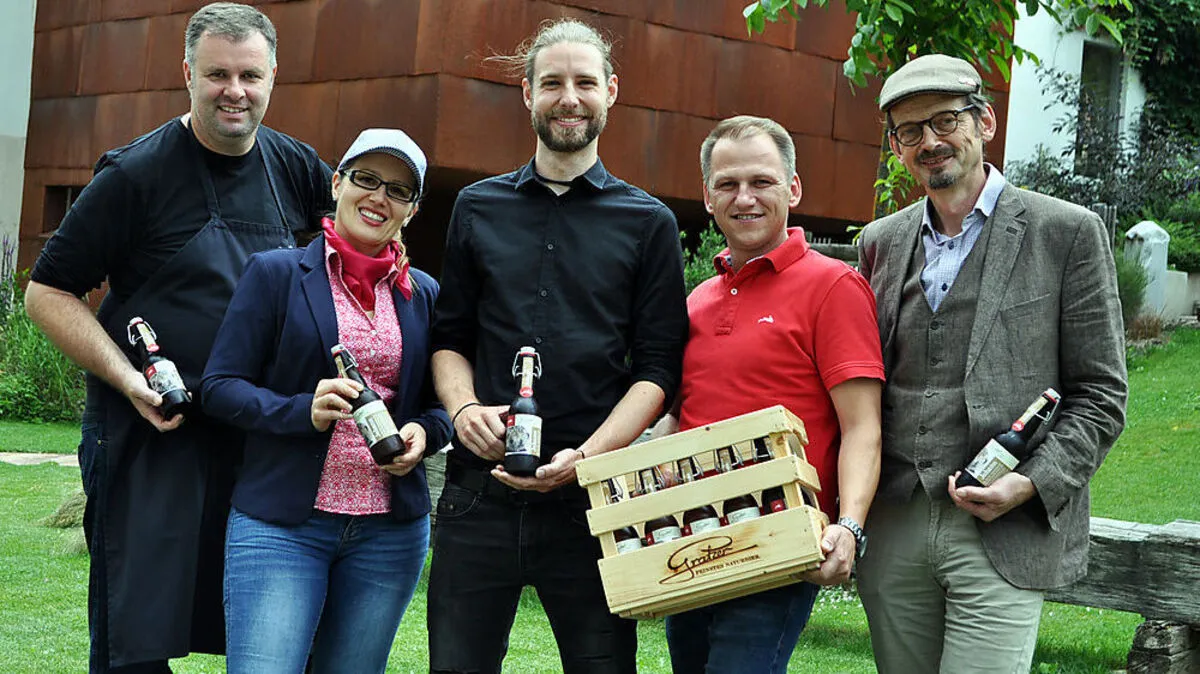 Castinggewinner Thomas Winkler im Bild mit Naturbierbrauer und #dugefällstbier-Castinginitiator Alois Gratzer und der Jury (Riederer, Betty O, Schenkermaier)