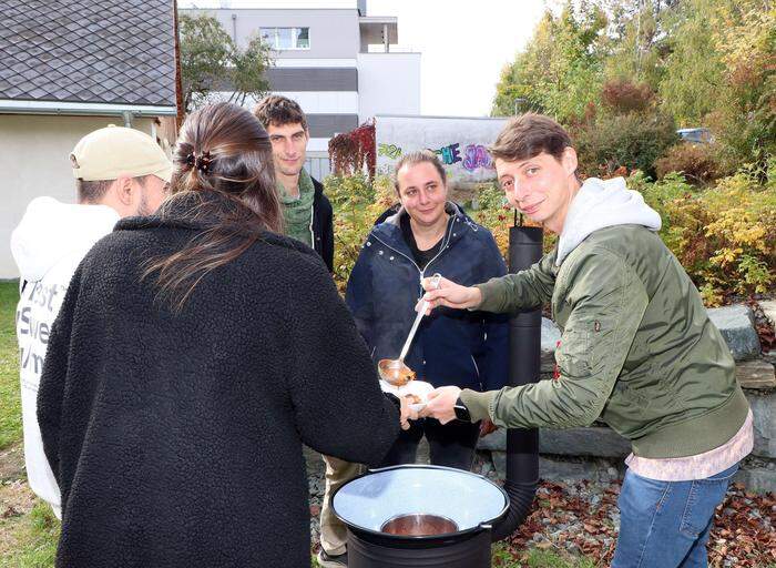 Auch Essen wird immer wieder verteilt