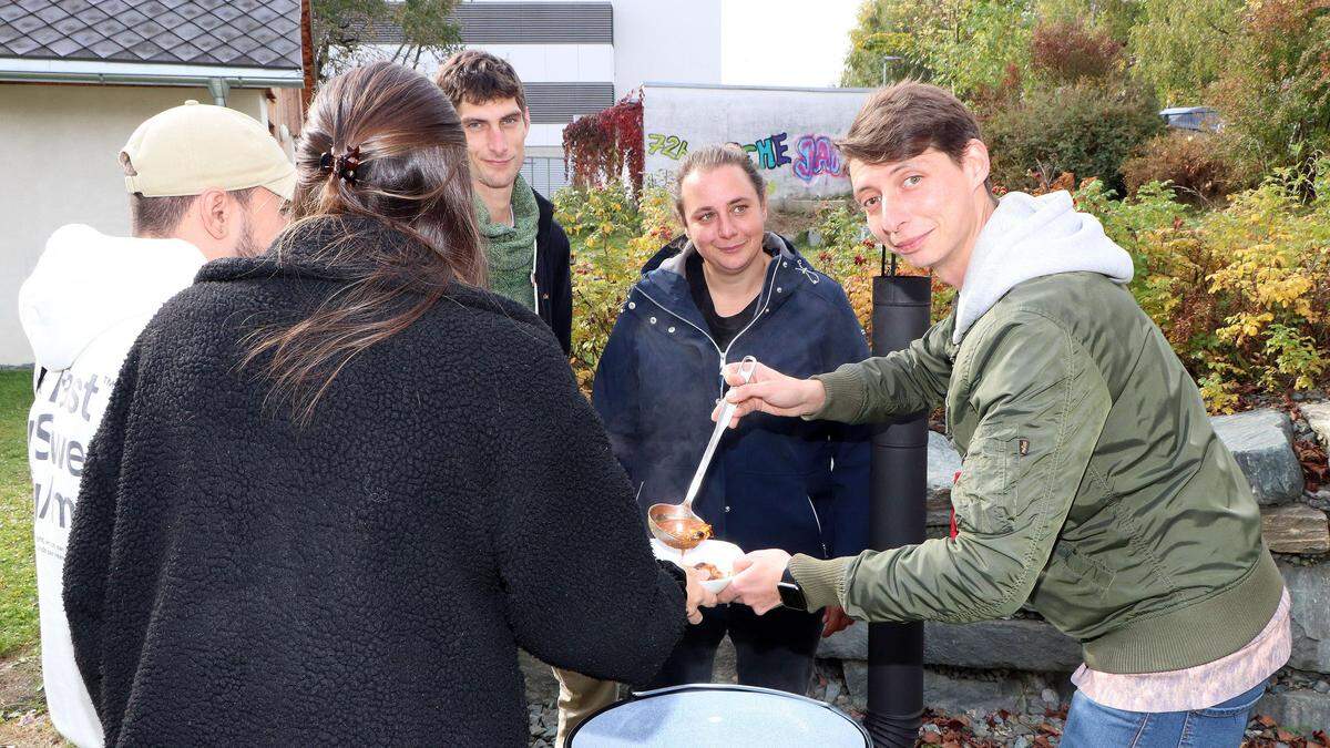 Michael Kröndl (rechts) hat sein Leben der sozialen Arbeit verschrieben