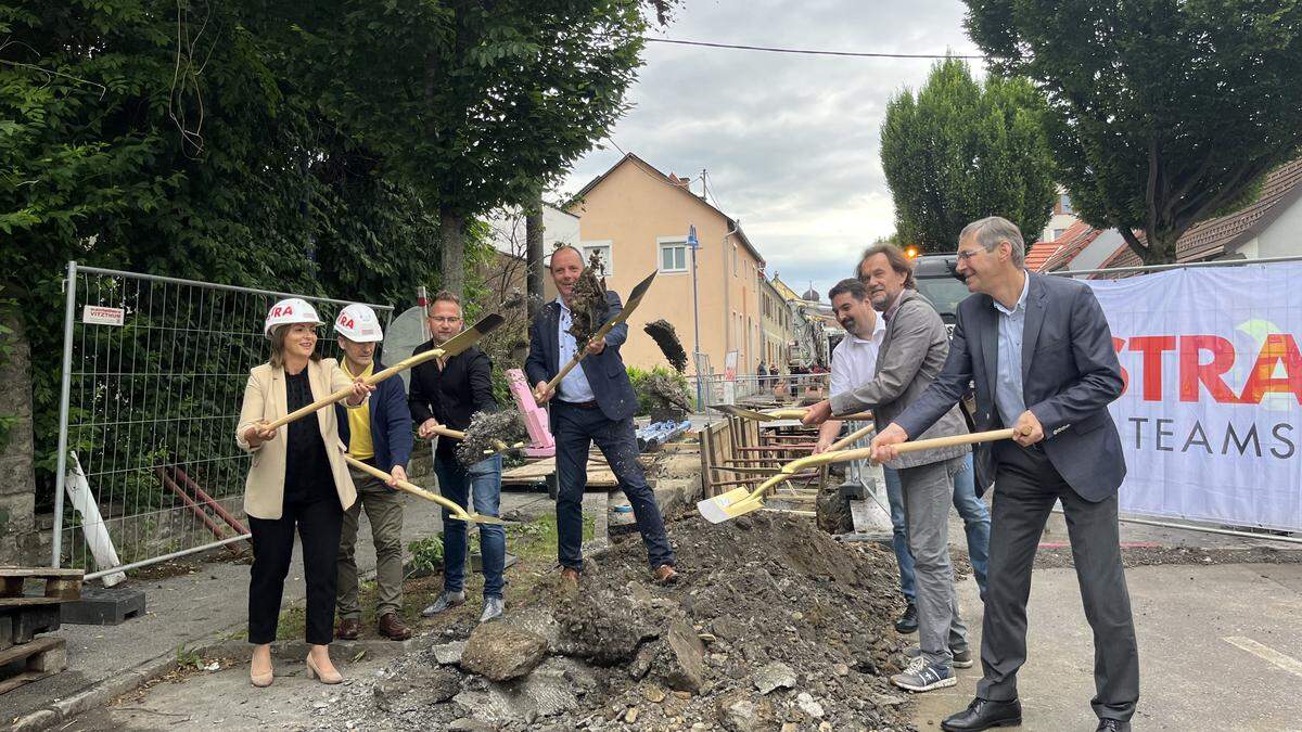 Verantwortliche der Stadtgemeinde, der Stadtwerke und der ausführenden Baufirmen nahmen den Spatenstich vor