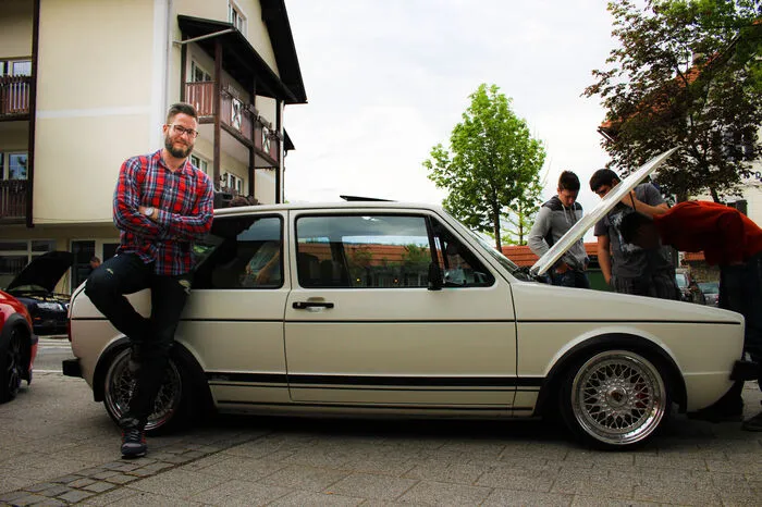 „Ich habe einen original 1er Golf GTI, Baujahr 1979. Seit vier Jahren ist er in meinem Besitz. Verliebt habe ich mich in dieses Modell vor sechs Jahren hier in Reifnitz beim Treffen. Ich habe sogar ein Foto gemacht. Alle meine Freunde haben damals gelacht und gemeint dass ich es eh nie schaffen würde, so ein Auto halbwegs gut erhalten zu finden. 1er Golf GTI sind inzwischen wirklich schon sehr selten. Letztendlich habe ich ein Jahr gesucht und dann mein Traumauto in Kroatien gekauft. Der Zustand war sehr schlecht, aber immerhin: kein Rost. Ein Freund von mir hat es Stück für Stück hergerichtet. Über die Kosten will ich nicht reden, aber es war jeden Cent wert. Übrigens fahre ich im Alltag auch einen Golf, allerdings ein neues Modell.“