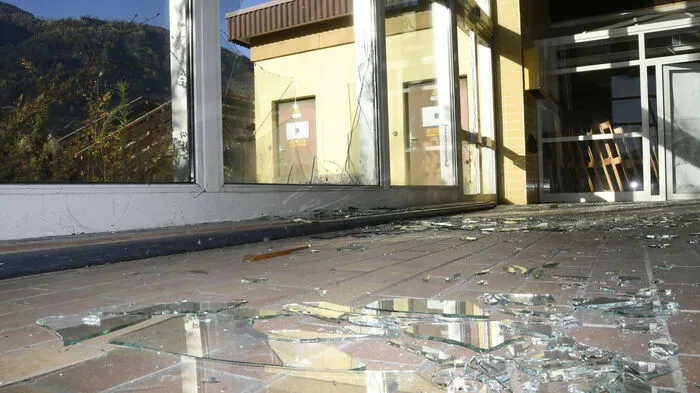 Über den Außenbereich sind die unbekannten Täter in das ehemalige Hallenbad in Spittal gekommen. Sie haben die Tür- und Glasscheiben eingeschlagen. 