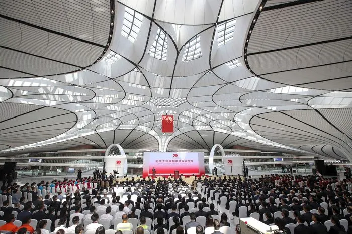 Der neue Flughafen wurde in den Staatsmedien als Zeichen für Chinas Leistungsfähigkeit und Wachstum gefeiert. Seine Eröffnung erfolgte wie geplant rechtzeitig zum 70. Jahrestag der Gründung der Volksrepublik.