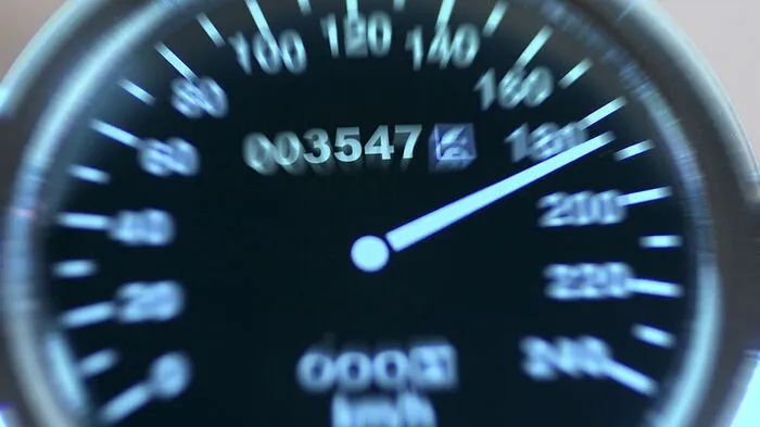 Bei 200 km/h beschleunigte der Bulgare und fuhr rechts am Polizeiwagen vorbei