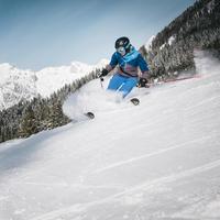 Als Einheimischer wedelt man oft kostengünstiger über die Piste. Das ist rechtlich umstritten
