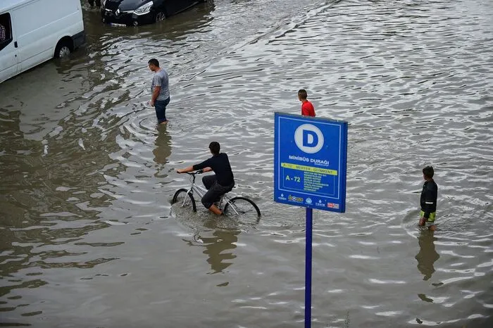Ob mit Auto oder Rad - oft gab es kein Weiterkommen.
