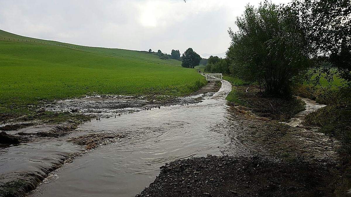 Zahlreiche Wege in der Region stehen (wieder) unter Wasser, hier etwa zwischen den Gemeinden Fohnsdorf und Spielberg