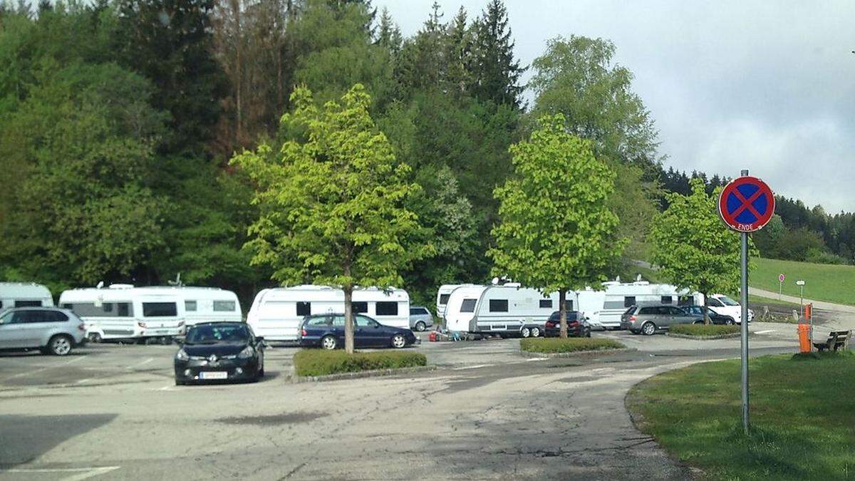 Die Wohnwägen auf dem Parkplatz vor dem Gemeindebad 