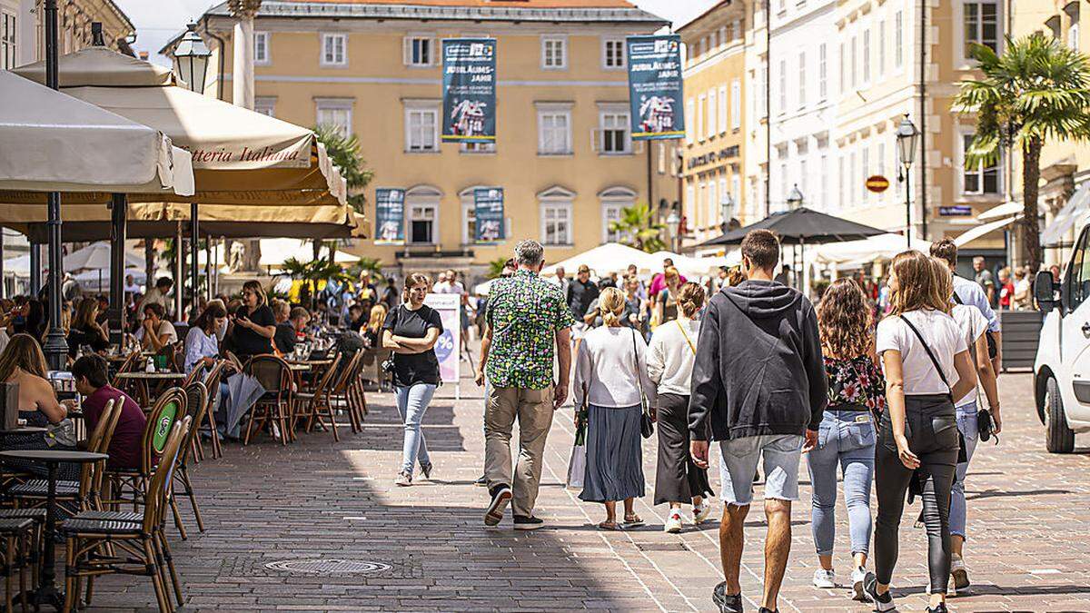 Klagenfurt profitiert von der Nähe zum See. Es sind jede Menge Touristen unterwegs