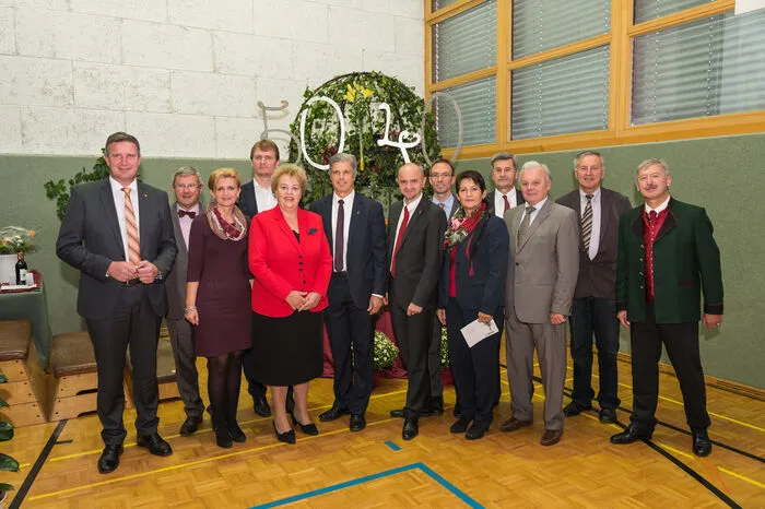 Direktor Pommer mit Ehrengästen - unter ihnen Landesrätin Verena Dunst und Landesschulratspräsident Heinz Josef Zitz